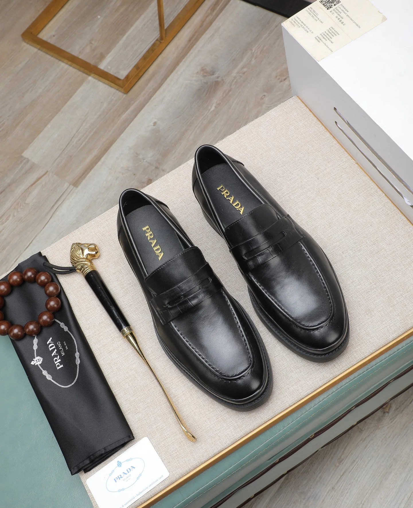 Men's men's shoes💰540 PRADA Prada's new spring casual leather shoes. Original purchase, development and production. Prada's men's classic series. Technical breathable fabrics with cowhide. Casual sports shoes. Casual shoes. Sports dad shoes combine high-tech breathable materials and cowhide. P's exclusive button decoration on the side. The outsole is full of P italic design and bright colors to show vitality and continue the brand design inspiration. Stroll around the city lightly and feel free and comfortable. Delivered in exquisite packaging 🛍📦 ▪️Fabric: original customized calfskin with breathable material ▪️Inner lining: cowhide lining ➕cowhide feet ▪️Outsole: open-molded TPU rubber material ▪️Sole thickness: 3.5CM ▪️Size: Men's 38-45 black, brown color available